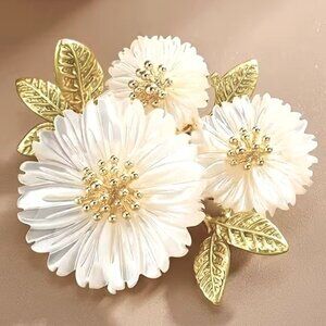 Flower Brooch Beautiful Pin Hollywood Glam Stunning Stylish Trendy MCM Delicate